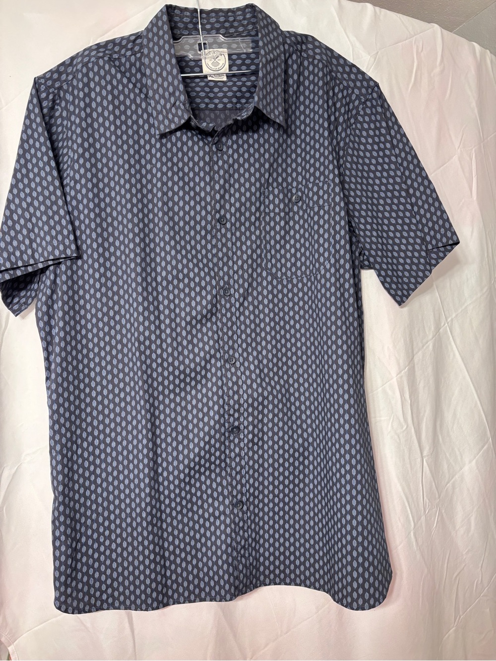NWOT VOYAGER Brand Men's Short Sleeve Printed Button-Up Shirt - Navy. 98% COTTON